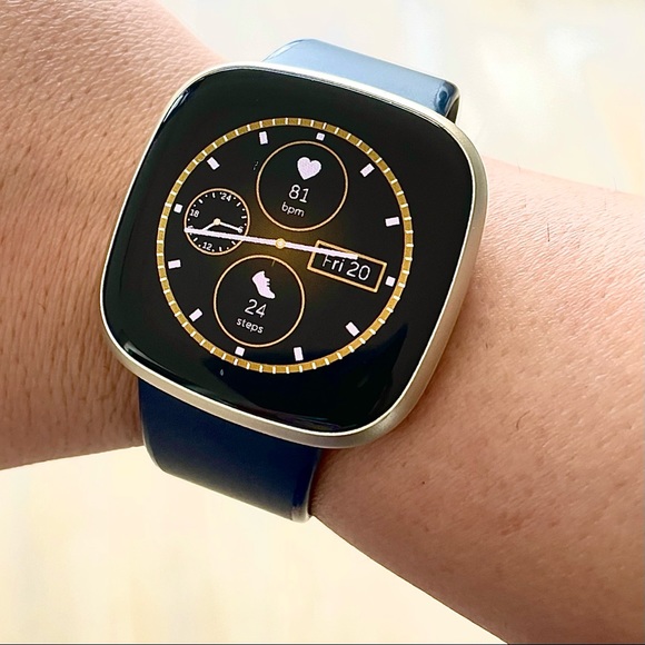 Like New: Fitbit Versa 3 (blue) - Picture 4 of 10